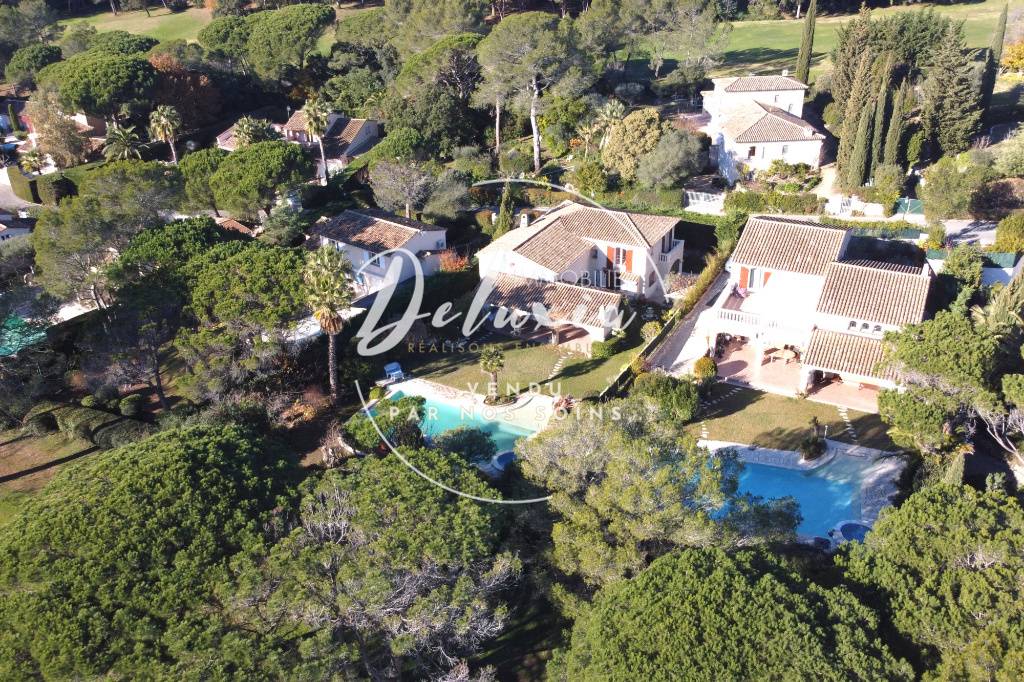 Vue d'ensemble villa au coeur des golfs