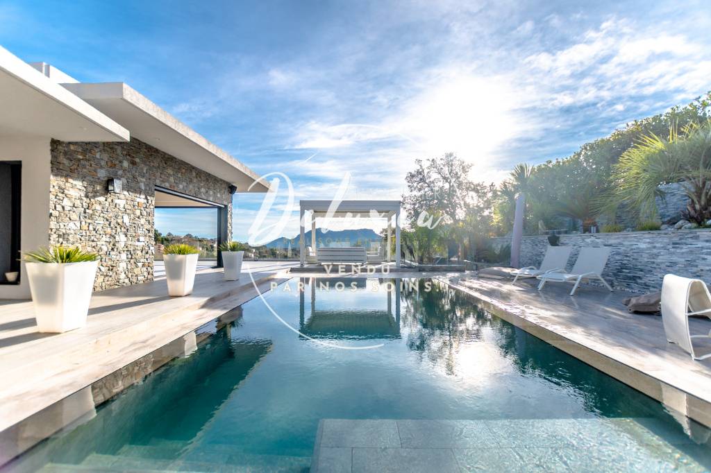 Superbe piscine vue dégagée sur l'Esterel