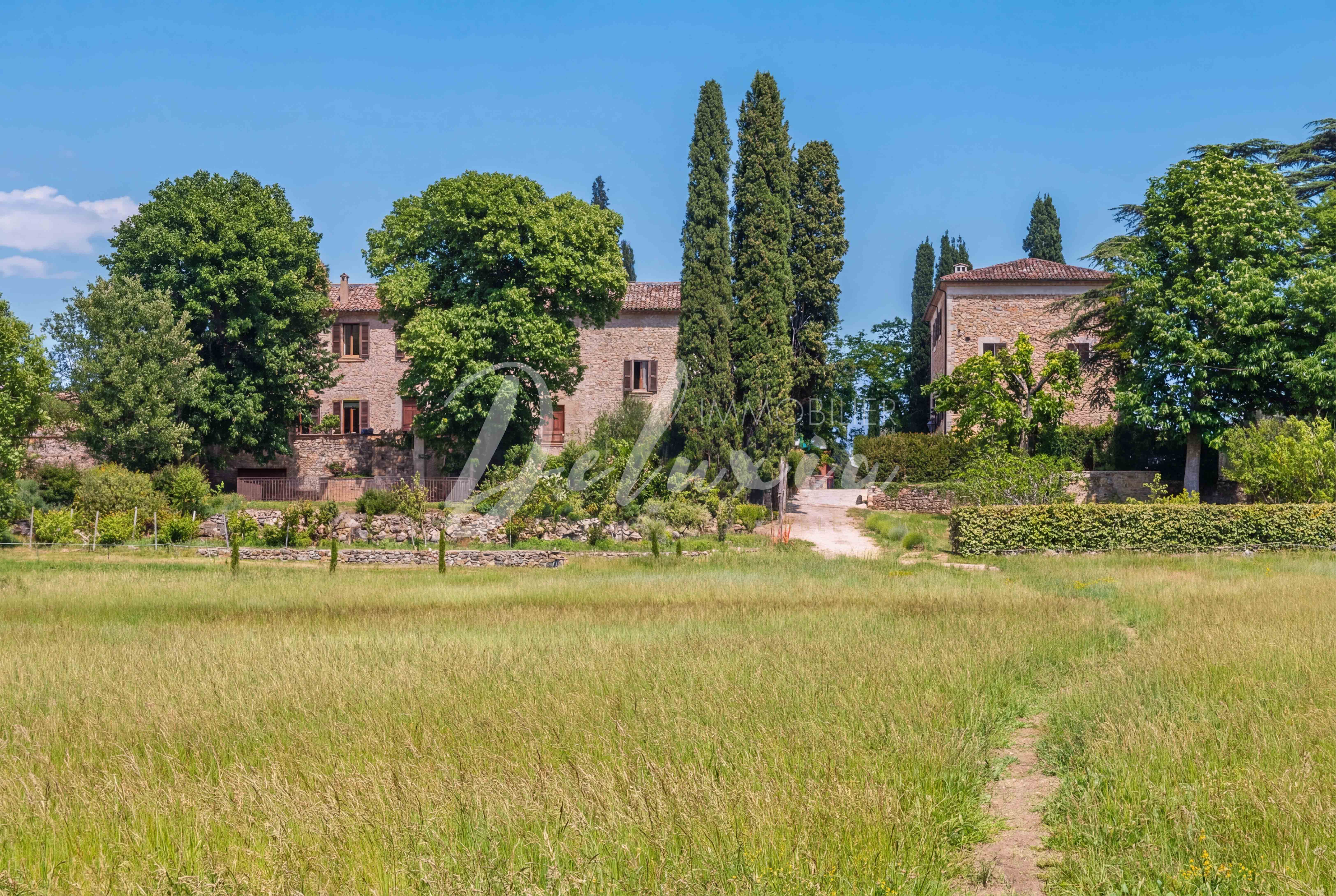 Domaine d'exception avec activité équestre et oliveraie situé à Ampus.