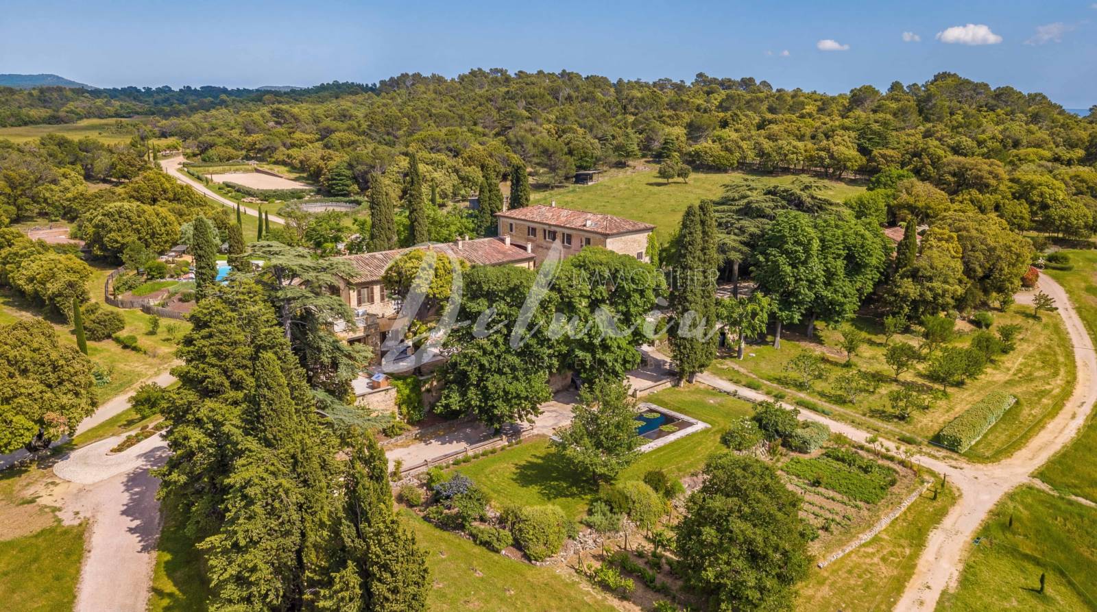 Domaine d'exception avec activité équestre et oliveraie situé à Ampus.