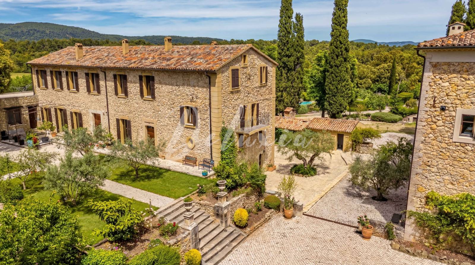 Domaine d'exception avec activité équestre et oliveraie situé à Ampus.