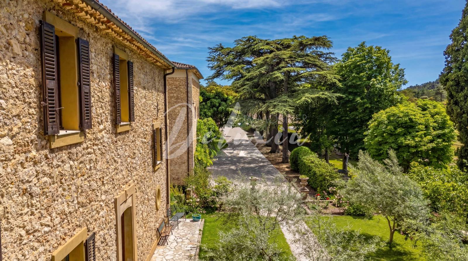 Domaine d'exception avec activité équestre et oliveraie situé à Ampus.