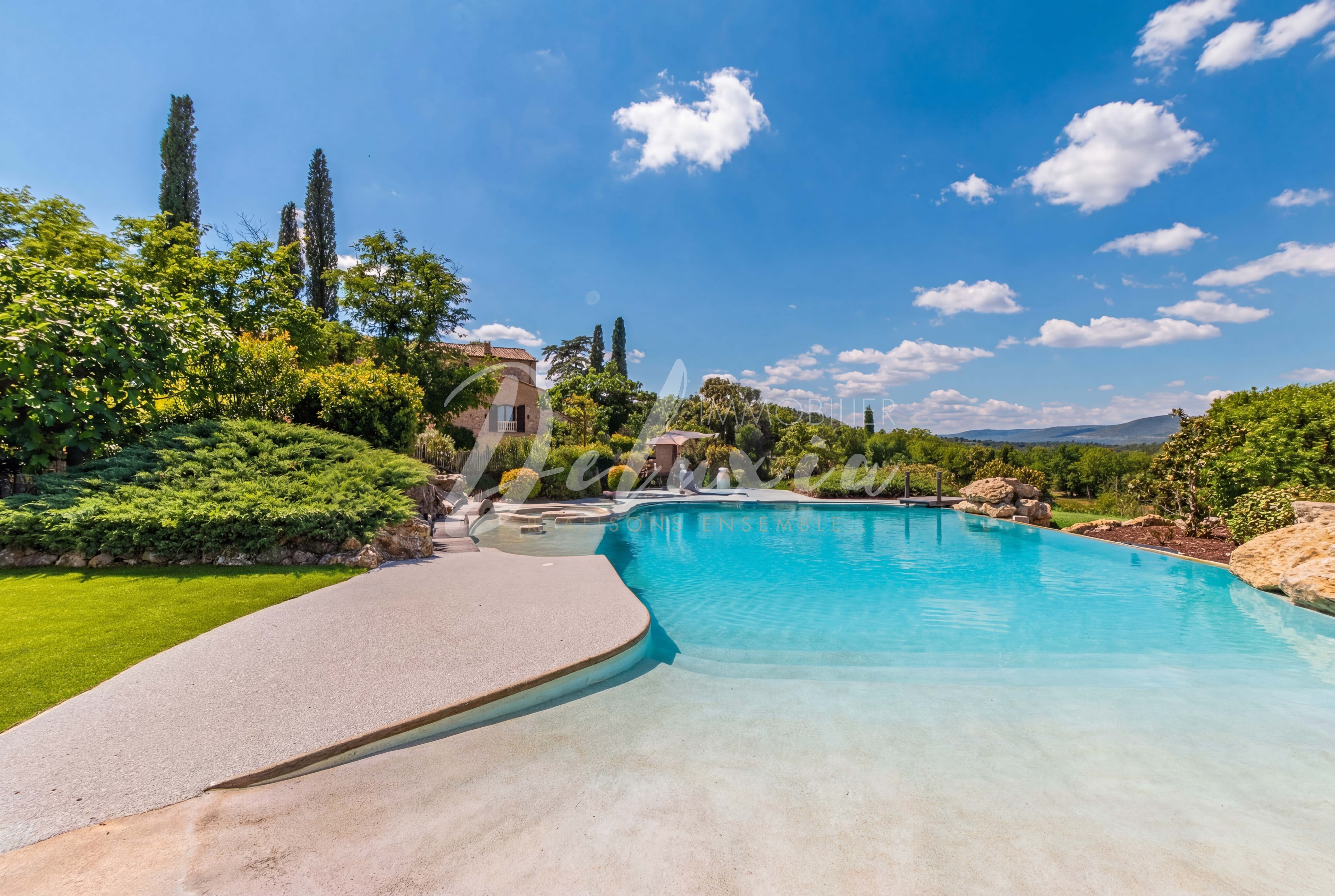 Domaine d'exception avec activité équestre et oliveraie situé à Ampus.