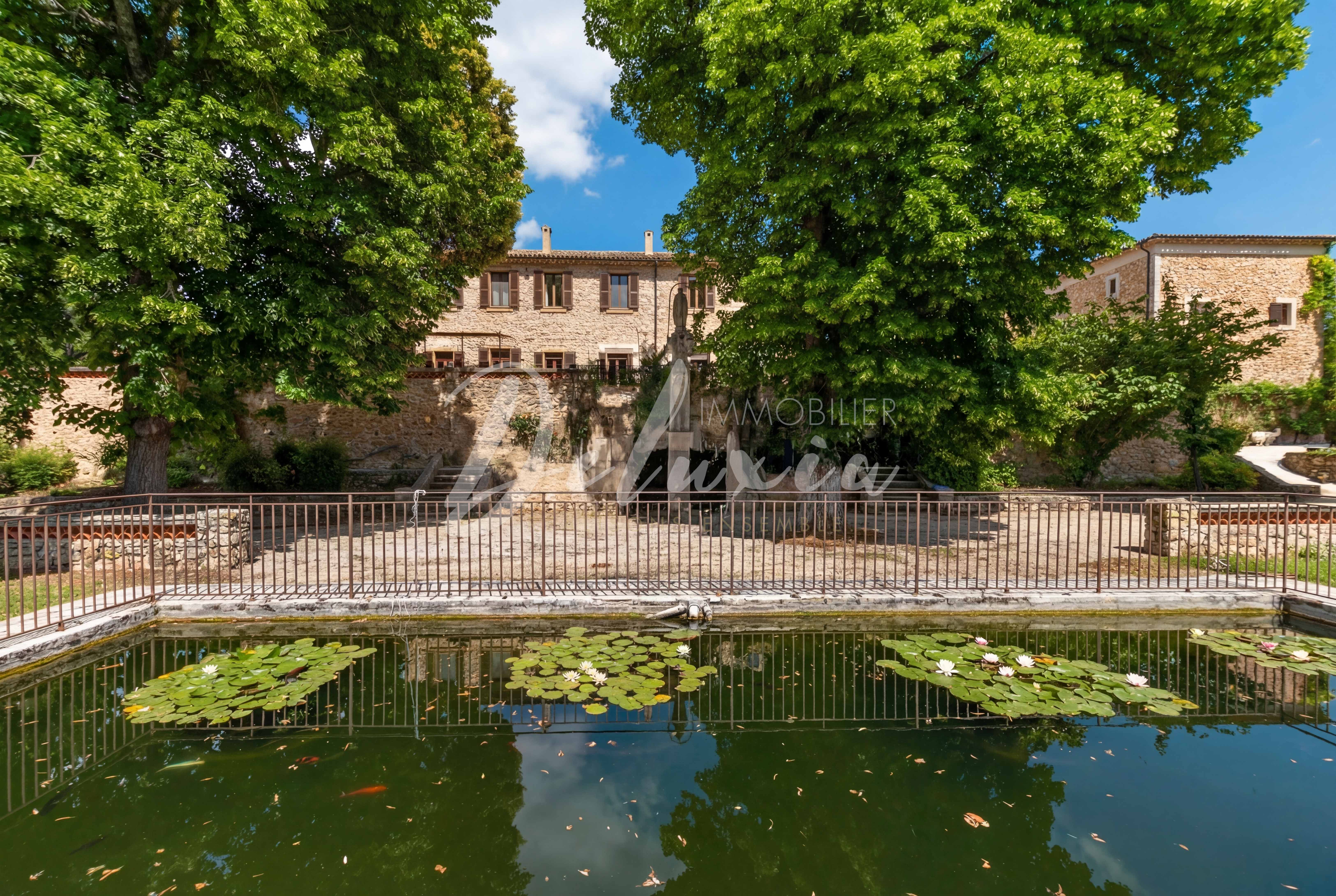 Domaine d'exception avec activité équestre et oliveraie situé à Ampus.