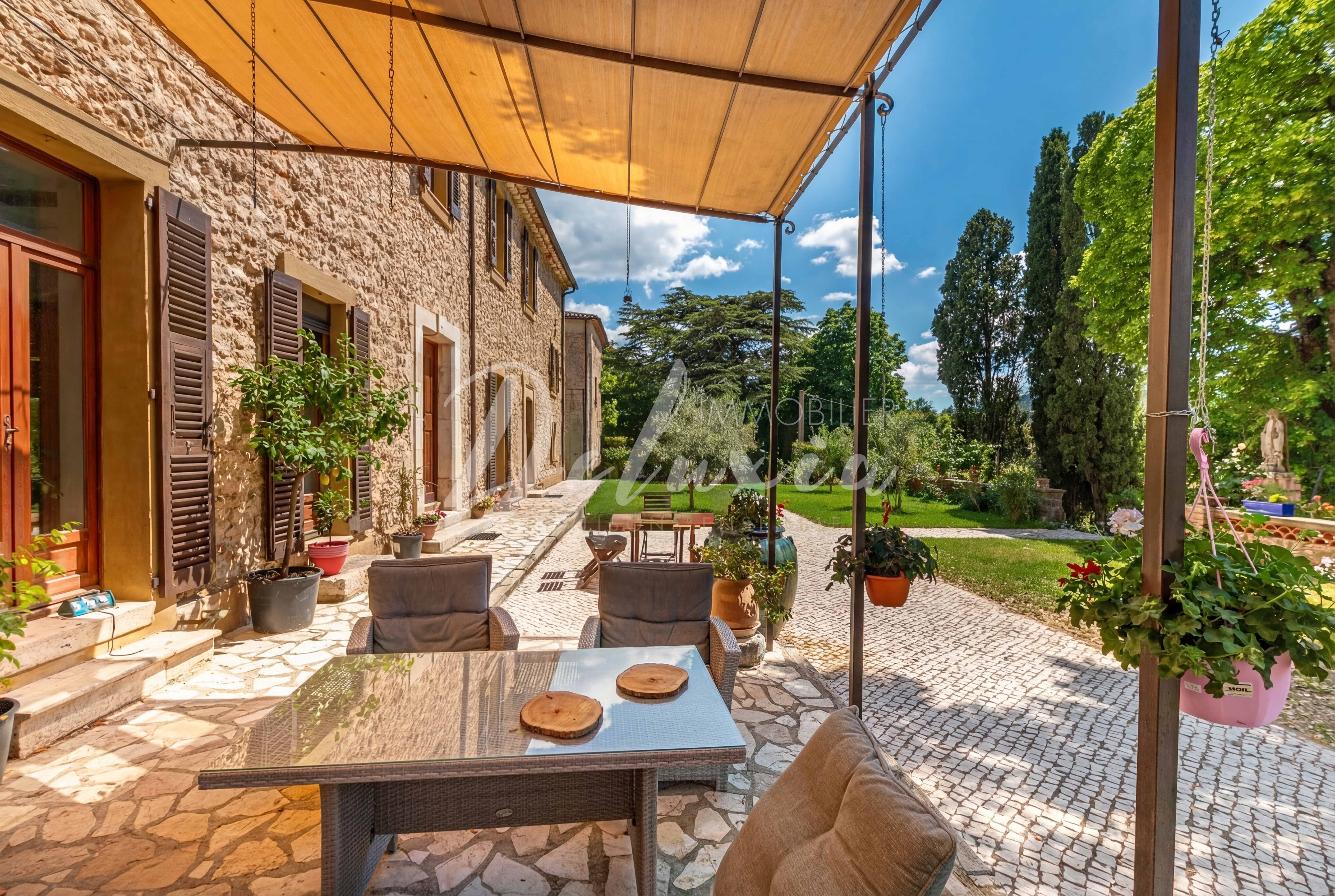 Domaine d'exception avec activité équestre et oliveraie situé à Ampus.