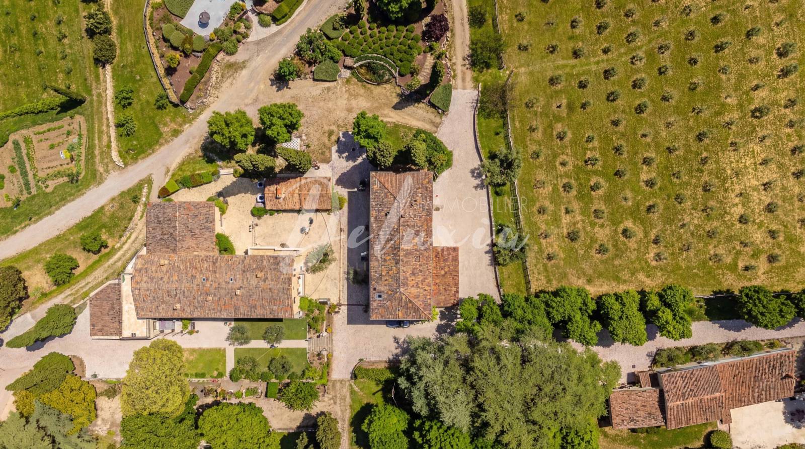 Domaine d'exception avec activité équestre et oliveraie situé à Ampus.