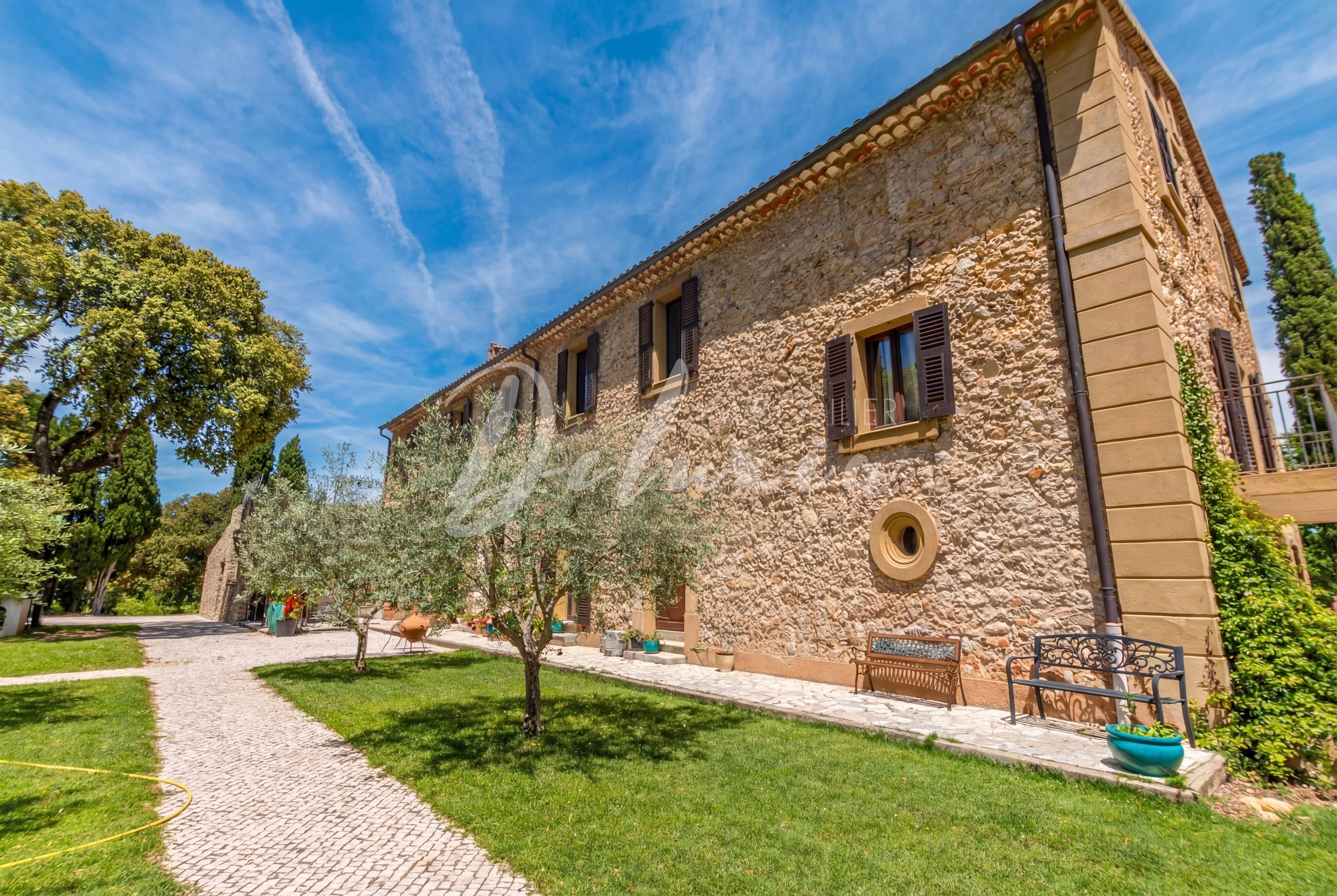 Domaine d'exception avec activité équestre et oliveraie situé à Ampus.