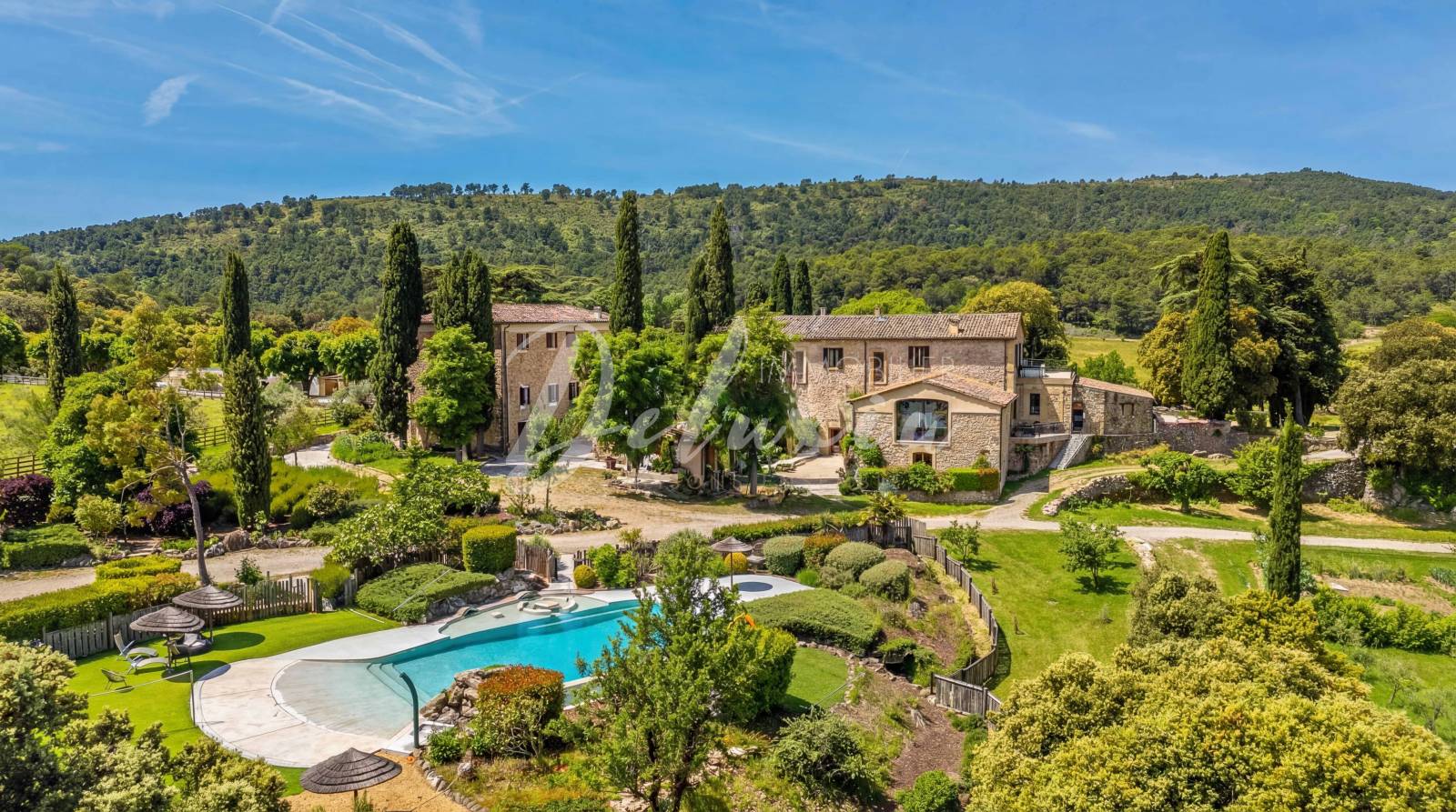 Domaine d'exception avec activité équestre et oliveraie situé à Ampus.