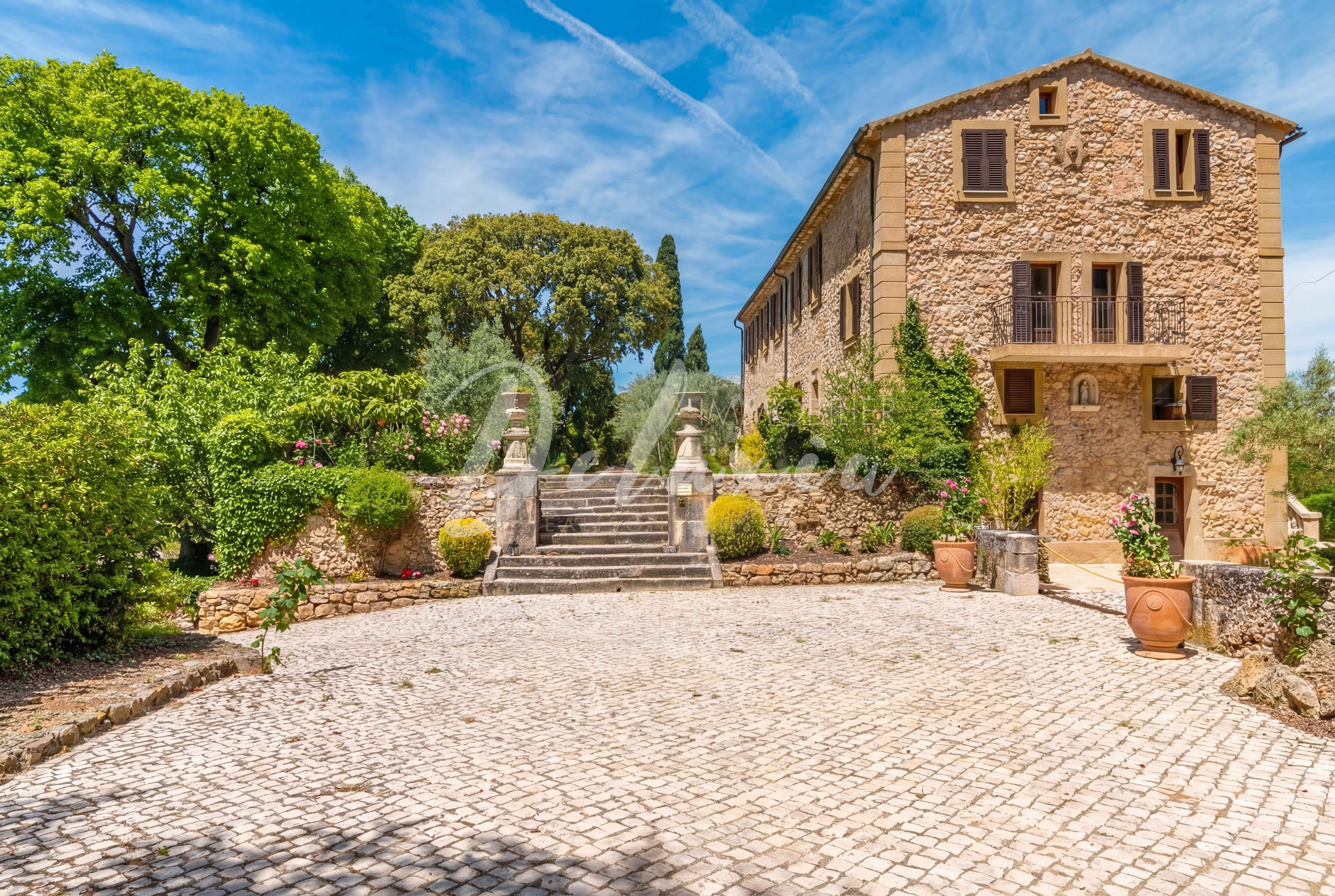 Domaine d'exception avec activité équestre et oliveraie situé à Ampus.