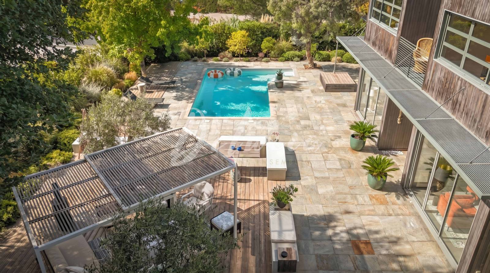 Villa contemporaine d’architecte avec piscine au coeur de Valescure, Saint-Raphaël.