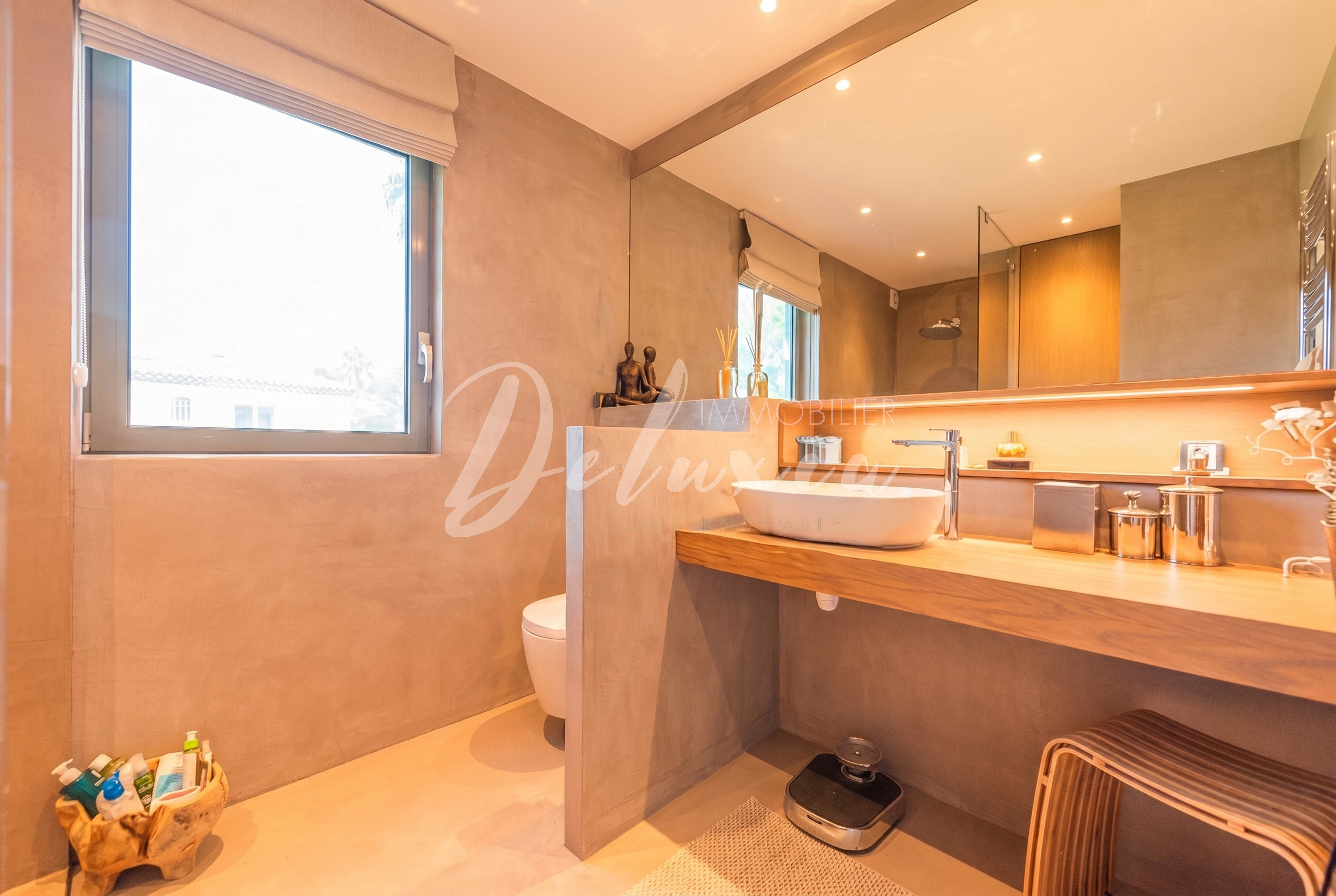 Villa contemporaine d’architecte avec piscine au coeur de Valescure, Saint-Raphaël.