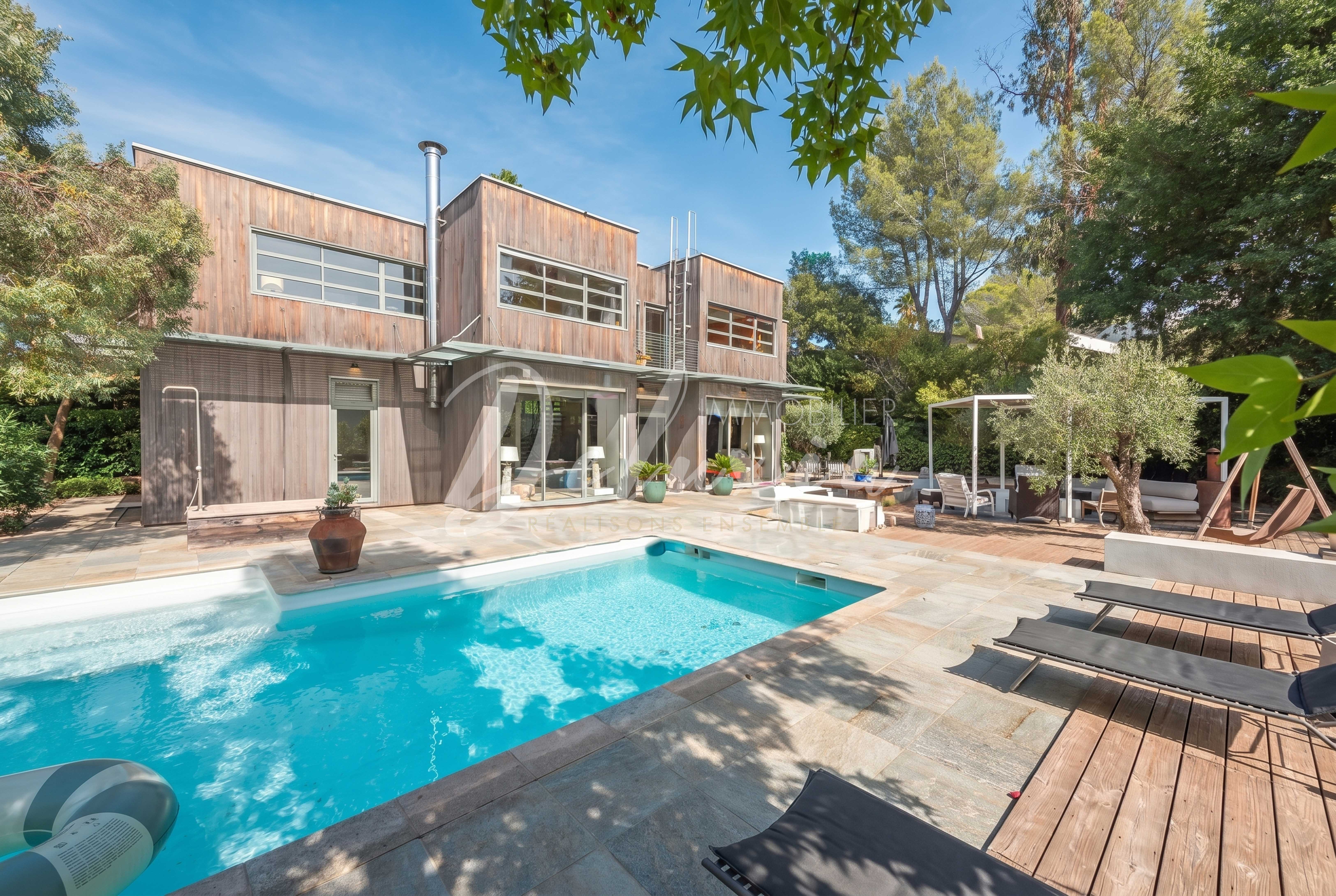 Villa contemporaine d’architecte avec piscine au coeur de Valescure, Saint-Raphaël.