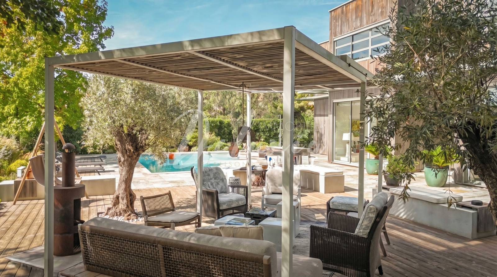 Villa contemporaine d’architecte avec piscine au coeur de Valescure, Saint-Raphaël.