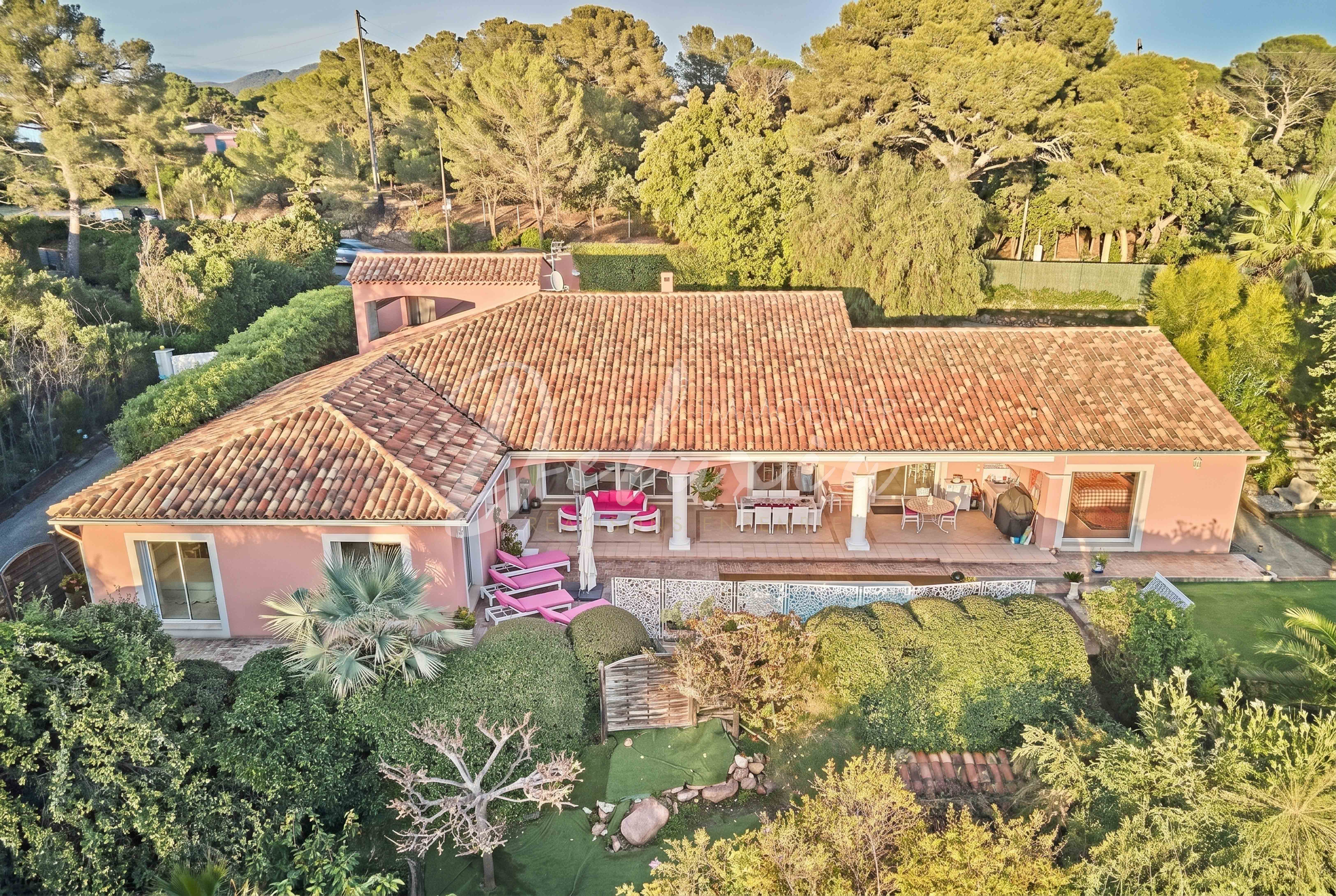 Propriété de caractère avec vue dégagée sur les Maures, Fréjus.