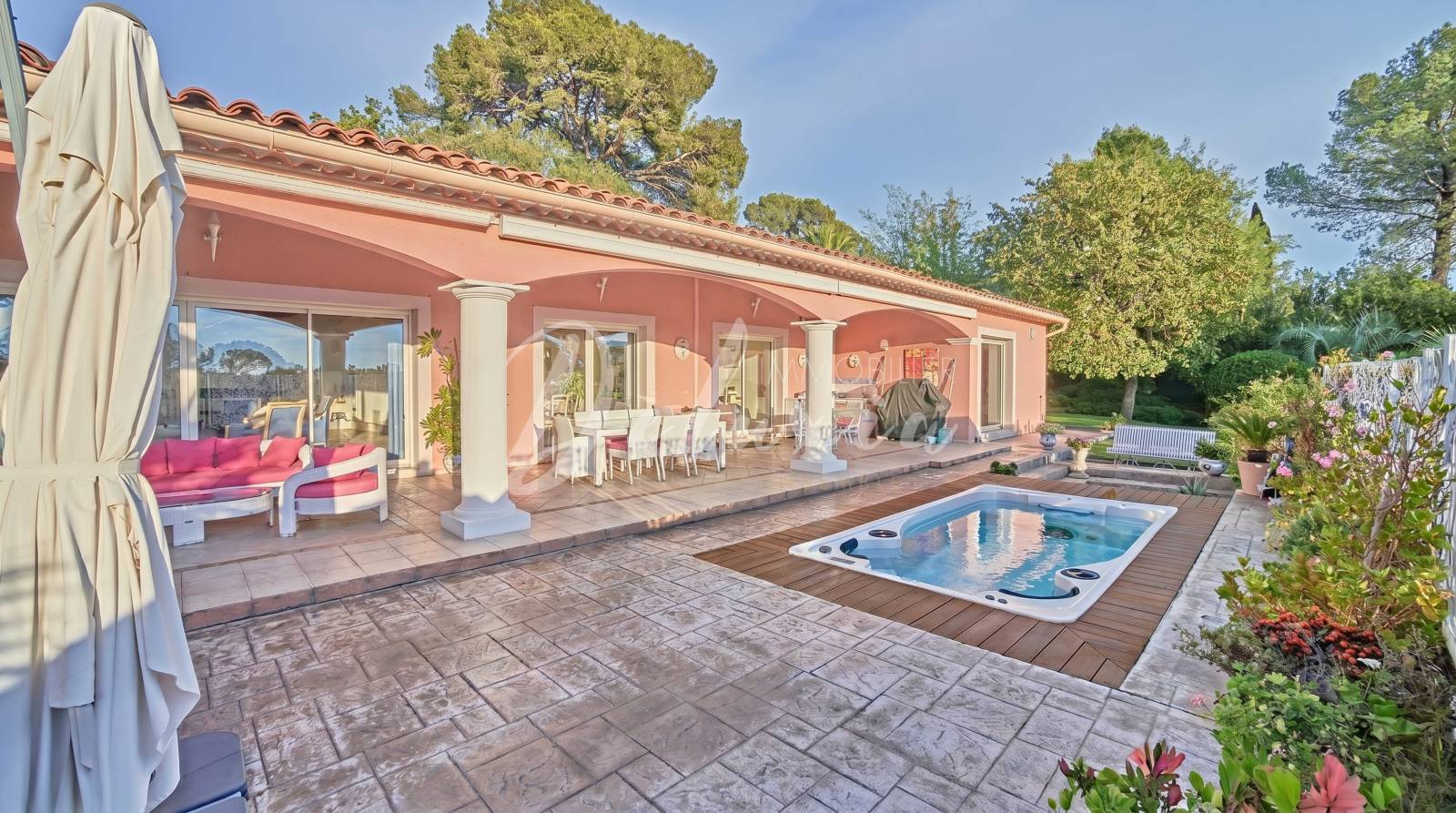 Propriété de caractère avec vue dégagée sur les Maures, Fréjus.