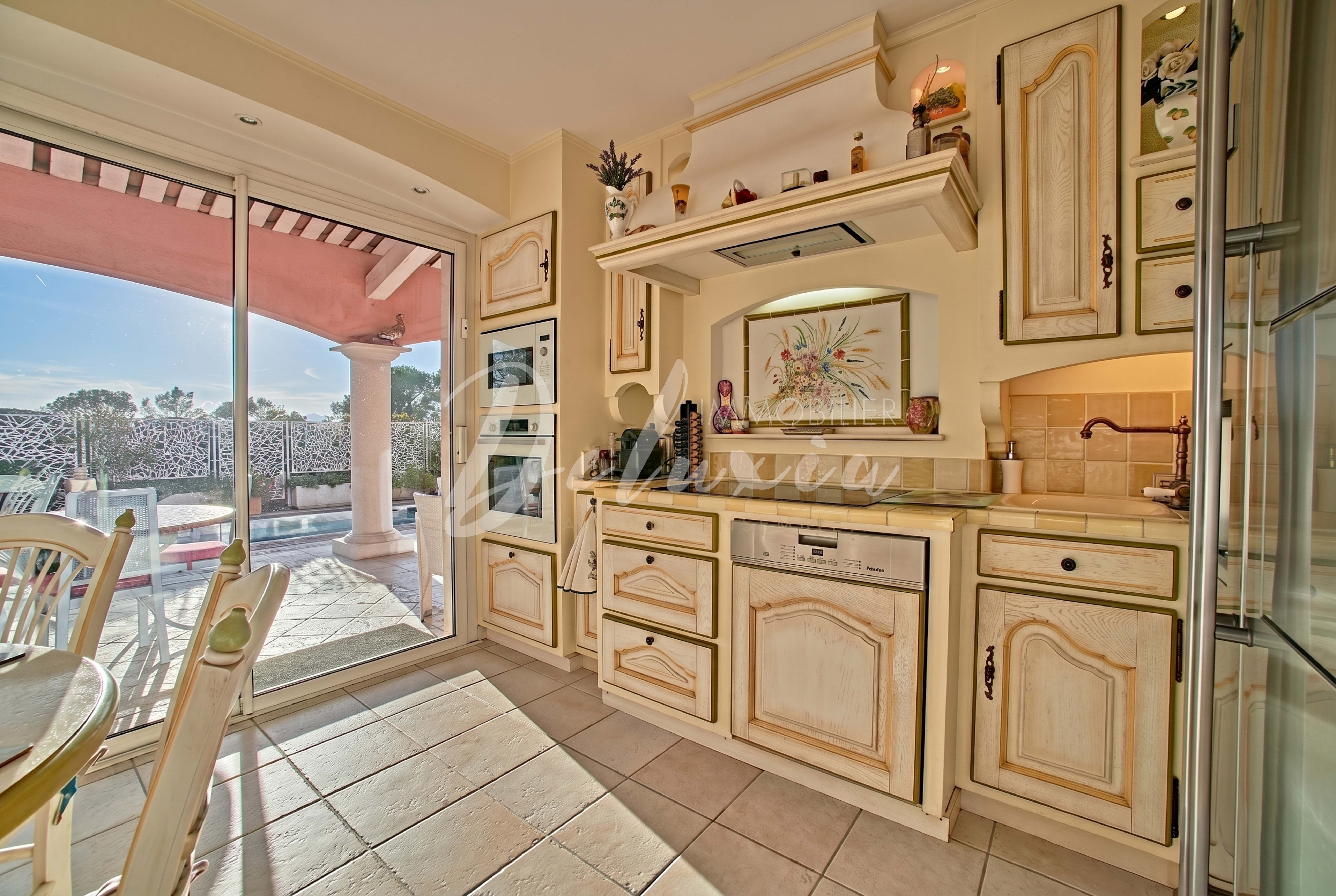 Propriété de caractère avec vue dégagée sur les Maures, Fréjus.