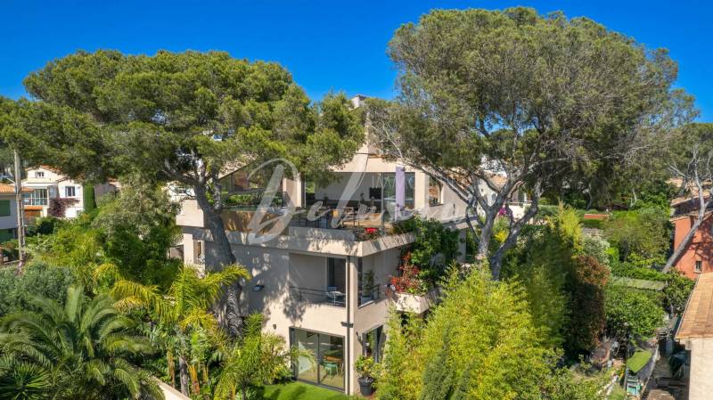 Villa avec vue mer, proche des commerces du Port Santa Lucia et des criques, à Saint-Raphaël.