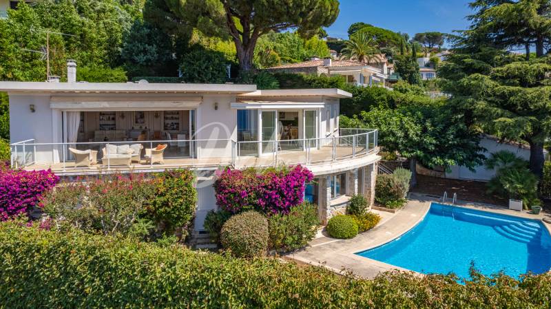 Villa à vendre avec vue mer et piscine à Cannes.