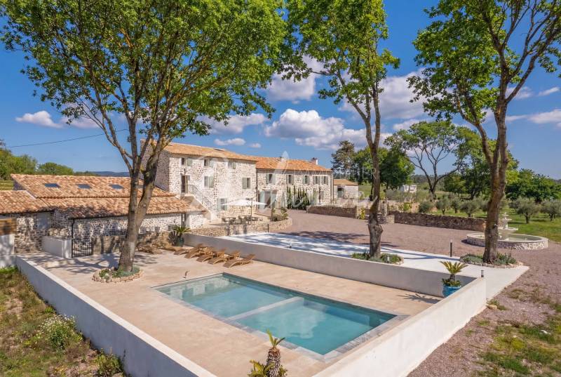 Bastide en pierre rénovée avec piscine et grande terrasse.
