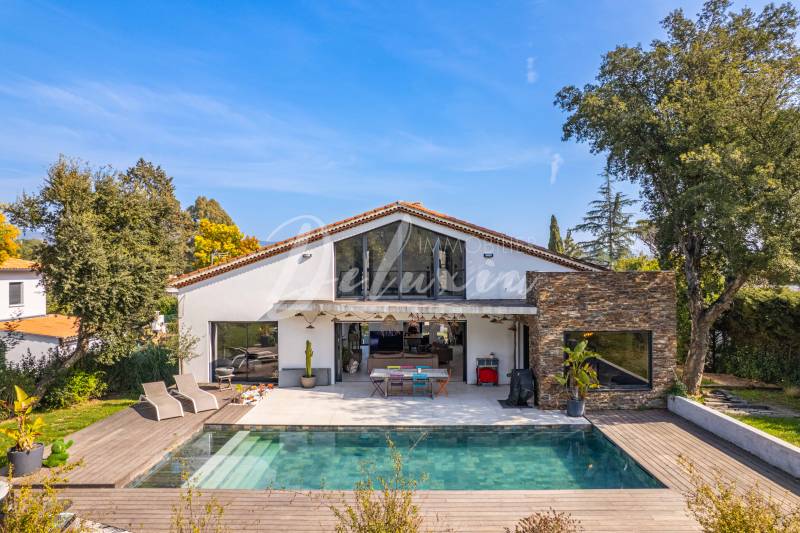 Villa rénovée avec piscine et 4 chambres au cœur de Valescure à Saint-Raphaël.