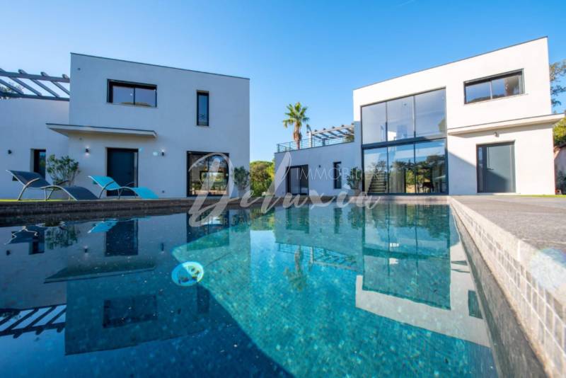 Villa à vendre avec piscine à Grimaud 