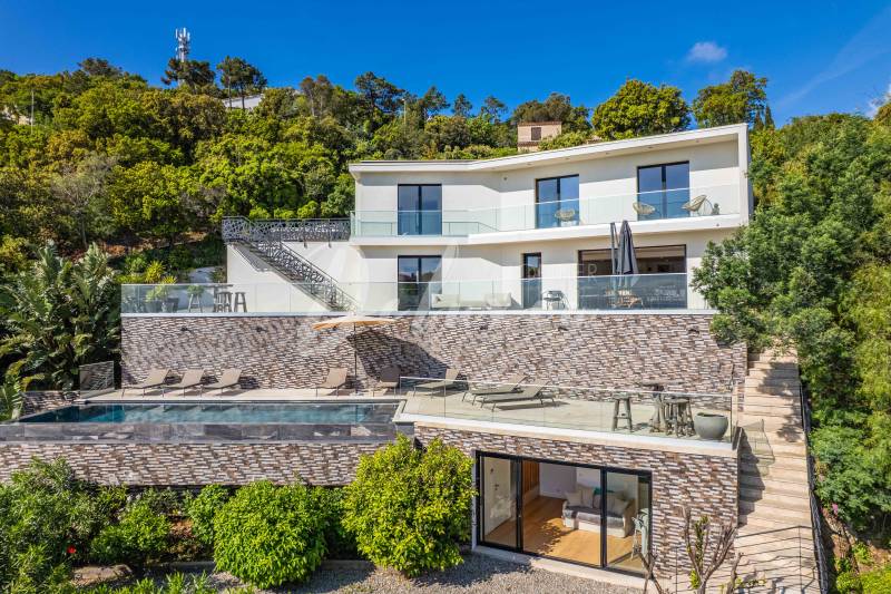 Villa avec 6 chambres, piscine, vue mer, dépendance et grand garage aux Issambres.