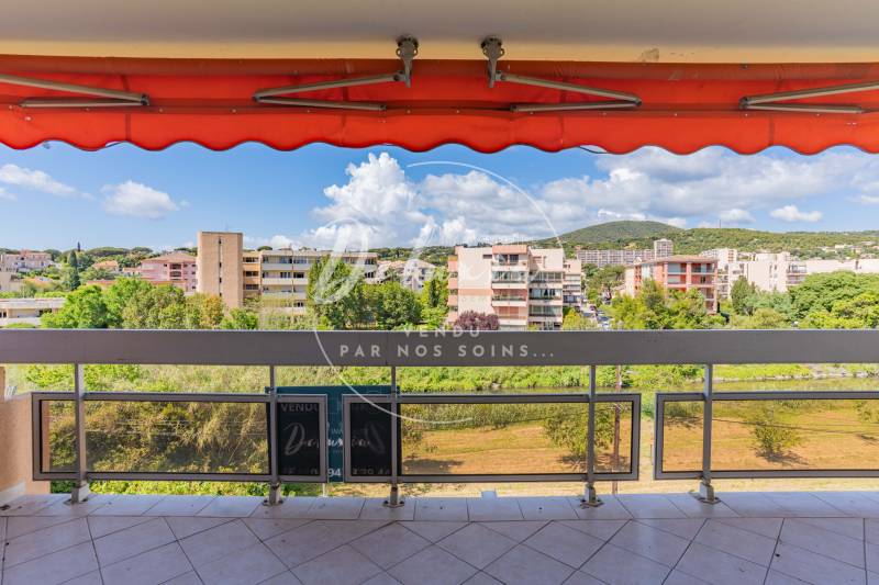 Appartement 4 pièces, proche du centre-ville avec terrasse, Sainte-Maxime.