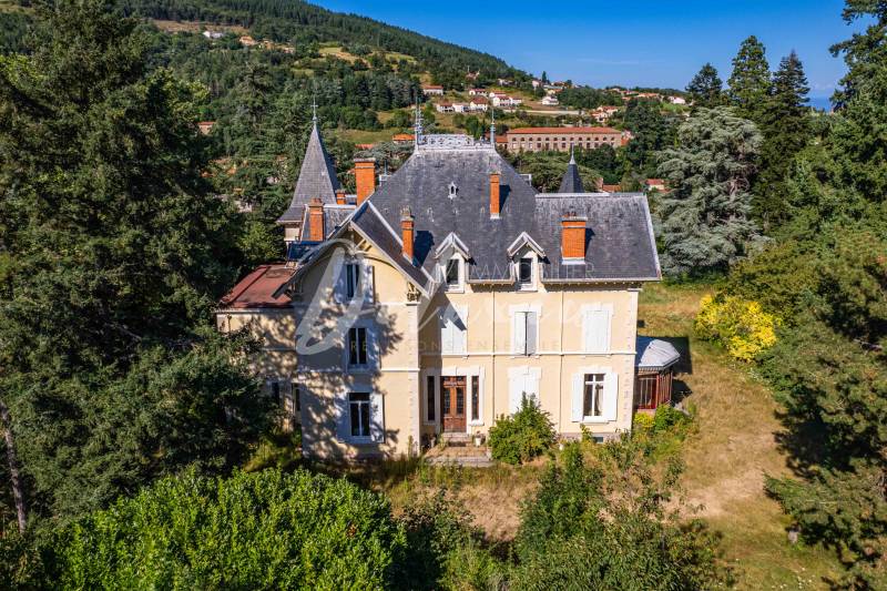 Vaste propriété à vendre en région Auvergne-Rhône-Alpes