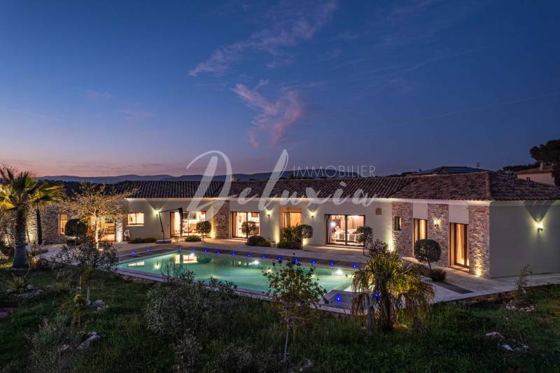 Acheter une villa contemporaine avec piscine sur la Côte d'Azur.