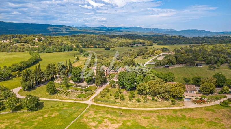 Domaine d'exception avec activité équestre et oliveraie situé à Ampus.